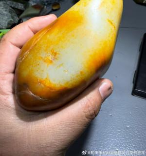 新疆和田玉籽料原石,红皮白肉串青花,1160克,前段一起收的料子,白度一