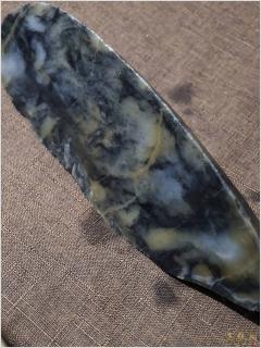 和田玉青花籽料为何被称为"玉中水墨画"?