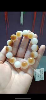 设计独特:每一颗珠子都圆润饱满,糖白玉与和田玉的完美结合,色泽温润