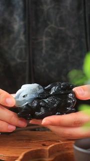 和田玉青花籽料摆件常胜将军～玉质细腻油润,黑白分明