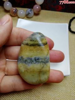 新疆和田玉三色籽料原石