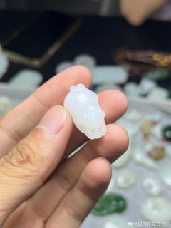 白玉灵猴献瑞吊坠